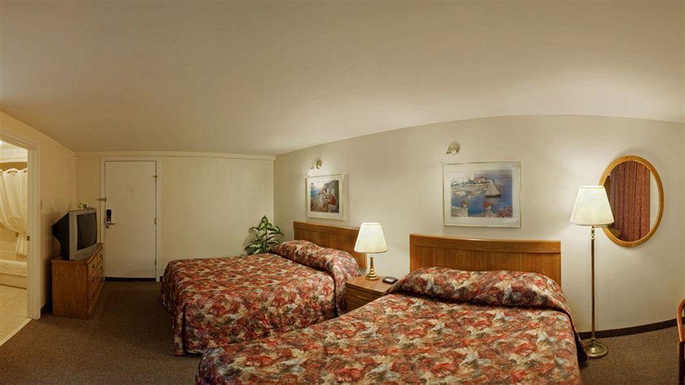 Econo Lodge Inn & Suites Saint John Exterior photo