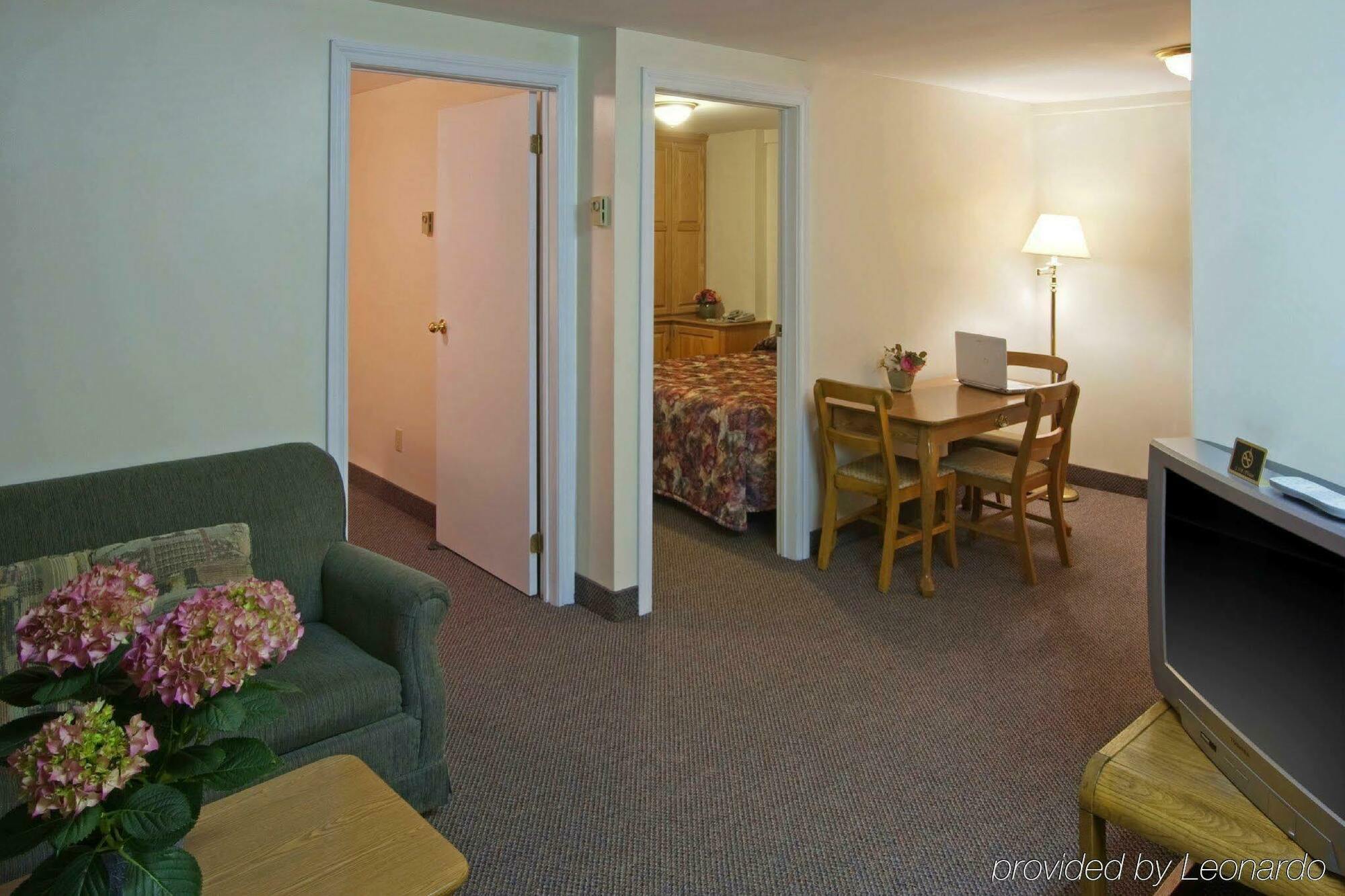Econo Lodge Inn & Suites Saint John Room photo